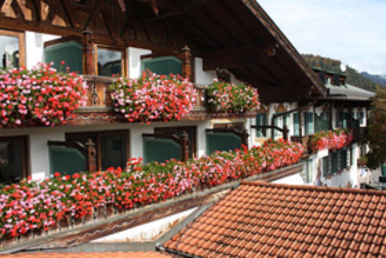 Gasthof & Hotel Zur Post Wallgau Exterior photo